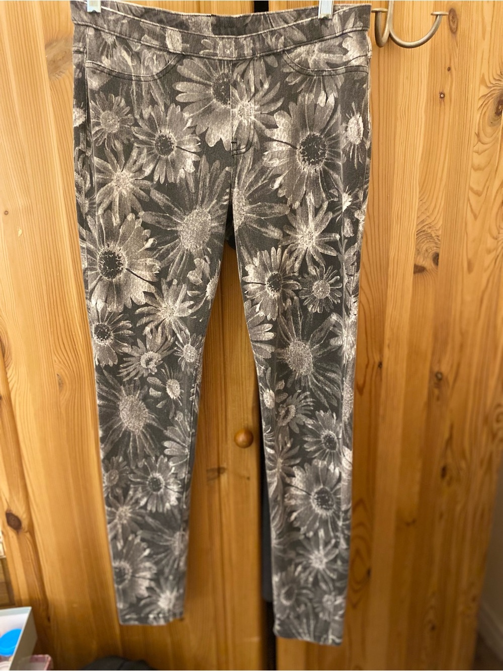 HUE unique floral print mid-rise leggings. Please see pix/stats. Size 8 to 12.